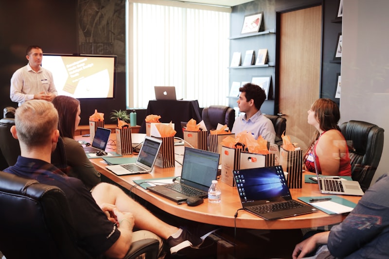 Équipe en réunion brainstorm autour d'un écran